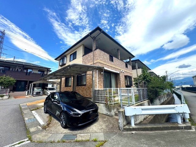 石渡中古住宅の駐車場