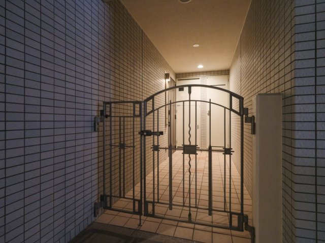 クリオ中村橋壱番館の玄関|専用ポーチ付きの住戸です。共用廊下からワンクッション空間があることでプライバシー性が高まり、小さなお子さまのいるご家庭にも安心感があります。ゆとりあるアプローチです