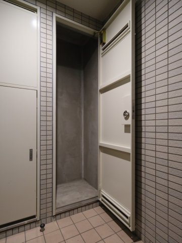 クリオ中村橋壱番館の収納|◆トランクルーム◆施錠ができ、24時間自由に出し入れできてうれしい設備。普段はあまり使わない荷物を収納すれば、家の中がスッキリ片付くので居室を広く使えます