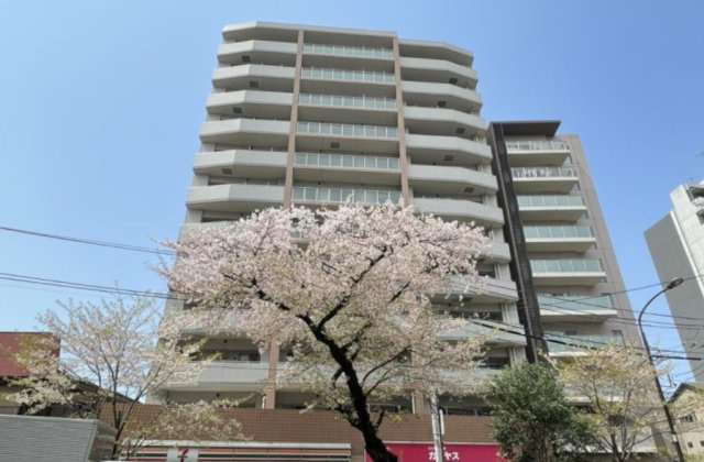 クリオ中村橋壱番館の外観|西武池袋線「中村橋」駅徒歩3分の利便性を誇るレジデンス。1階にはコンビニが入っているため便利です。周辺にはスーパーや商店街が充実しており、仕事帰りの買い物や子育て世帯の日常を快適にサポートします