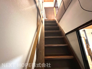 【内装】 | 尼崎市金楽寺町２丁目　オーナーチェンジ物件 | ２階への階段です♪※只今賃貸中です。賃貸前の画像です。