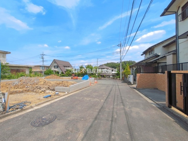 八王子市　丸山町　新築一戸建ての前面道路含む現地写真|～南6ｍ道路に面しています～