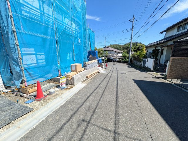 八王子市　丸山町　新築一戸建ての前面道路含む現地写真|～南6ｍ道路に面しています～