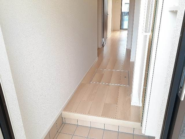 メゾン　ド　オリーブ　Ｂの玄関|収納もある玄関です