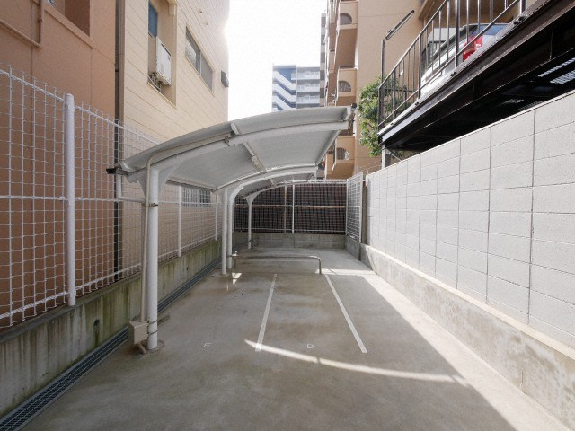 アール大阪グランデの駐車場