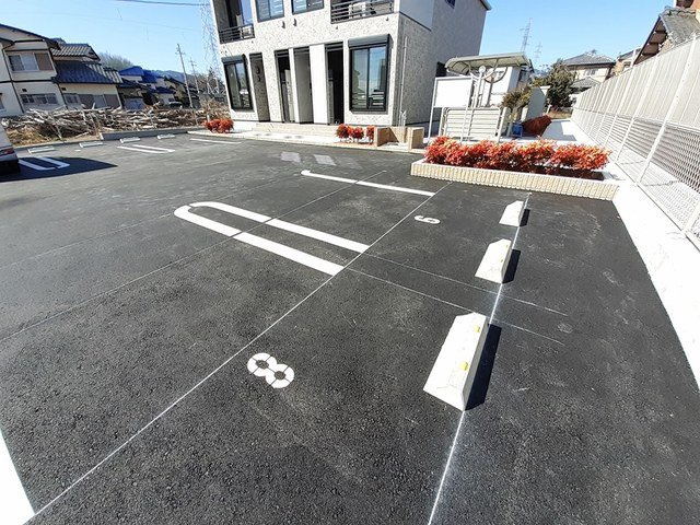 アルモニー　ヴィラージュの駐車場