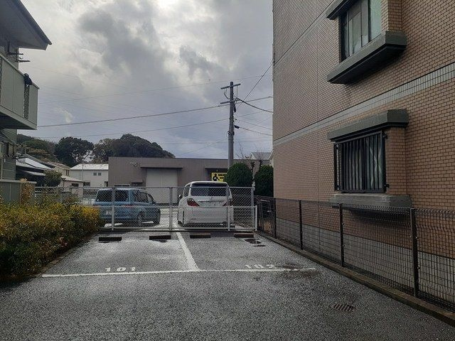 ファミーユ６の駐車場