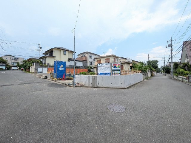 八王子市　丸山町　新築一戸建ての前面道路含む現地写真|～南側6ｍ・東側6ｍ道路に面しています～
