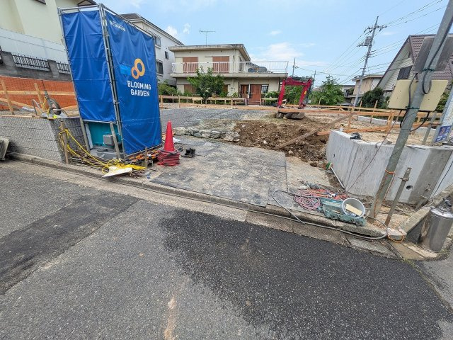 八王子市　丸山町　新築一戸建ての駐車場|～並列2台駐車可能カースペース～