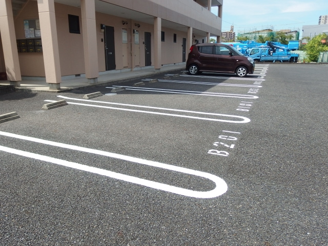 ラブリータウンB棟の駐車場