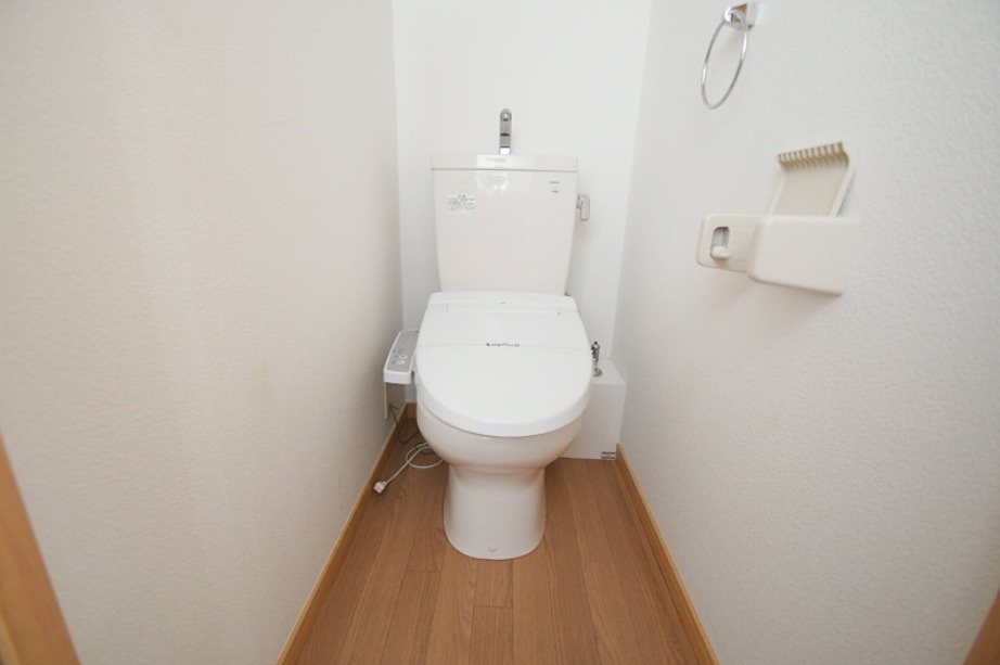 レオパレス英のトイレ|他のお部屋の参考写真となります。