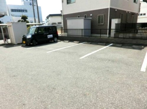リバティ寿の駐車場