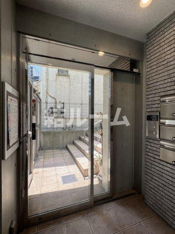 豊島区高田２丁目の賃貸マンションのエントランス