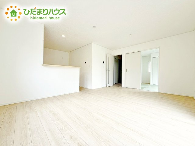 【居間・リビング】 | 笠間市鯉淵第9　新築戸建　1号棟 | 日当たりの良い南の窓に沿ってレイアウトされたLDK。キッチンに立っていても、外の景色が楽しめるため、晴れやかな気分で過ごせます。