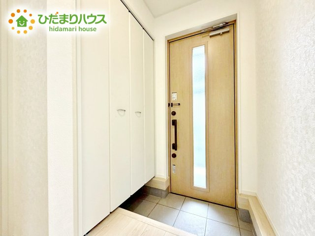 【玄関】 | 笠間市鯉淵第9　新築戸建　1号棟 | 天井まであるシューズボックスは、家族全員の靴が入るため、散らかりがちな玄関もスッキリ片付きますね。