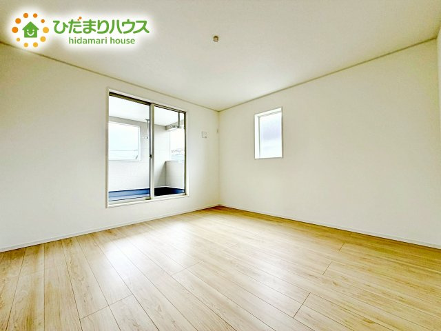 【洋室】 | 笠間市鯉淵第9　新築戸建　2号棟 | バルコニーに面していて、たっぷり光りの入る明るい主寝室です！