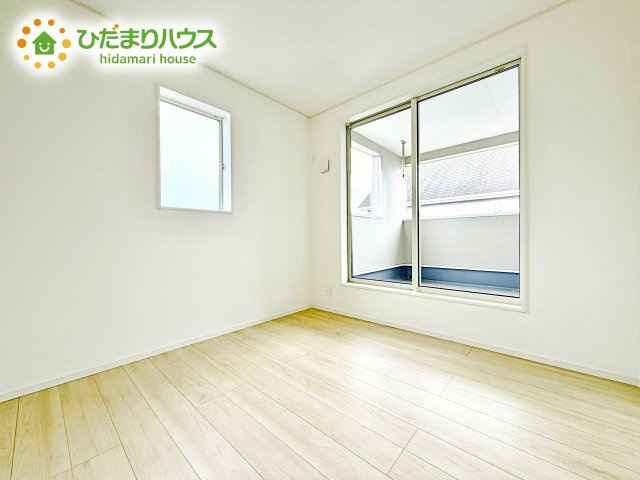 【洋室】 | 笠間市鯉淵第9　新築戸建　2号棟 | 壁紙はシンプルで清潔なホワイトで統一しています。朝の光をたっぷり浴びながら一日をスタート！目覚めは明るくあたたかな場所で。