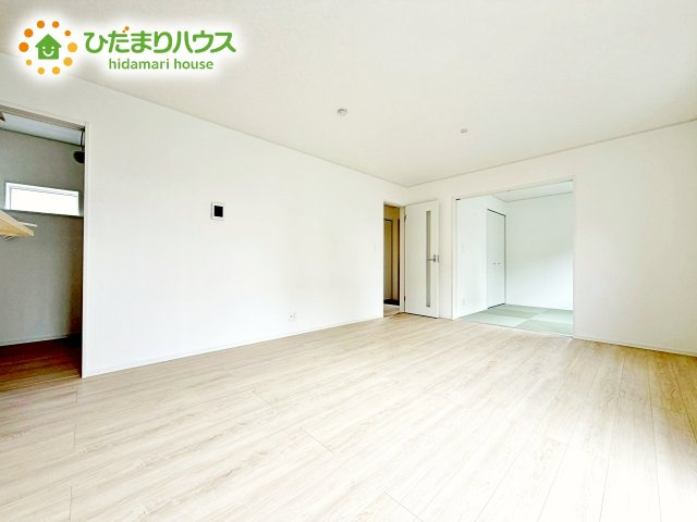 【居間・リビング】 | 笠間市鯉淵第9　新築戸建　2号棟 | ホワイトを基調としたLDKは、明るく上品な心地よさを演出してくれます。空間に広がりをもたらし、より一層広く感じさせてくれます。