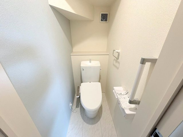 リーブルガーデン　各務原市鵜沼南町　全1区画分譲のトイレ|超表面平滑加工とイオンパワーの「セフィオンテクト」加工で、汚れが付きにくく落ちやすい仕様で清潔です。
便器にフチがないので汚れが隠れて見えない部分がありません。お手入れがとってもラクラクです。