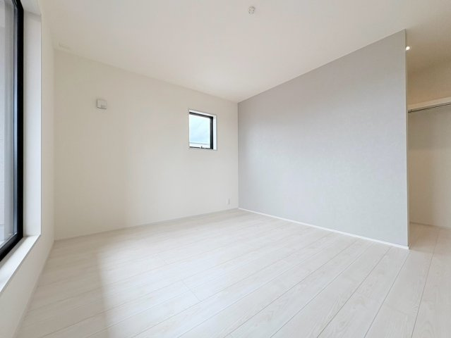 リーブルガーデン　各務原市鵜沼南町　全1区画分譲の寝室|すべての居室にはたっぷり収納できる大型のクローゼット、各室に２４時間換気システムを設置しています。
排気ファンから低風量で24時間強制排気し、家の中の空気をいつも新鮮に保ちます。
