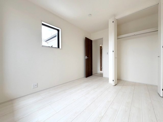 リーブルガーデン　各務原市鵜沼南町　全1区画分譲の洋室|全居室にたっぷり収納できる大型クローゼット、居室部分の窓ガラスには間に空気層を設けたペアガラスを採用。
高い断熱性と共にガラス面の結露対策にも効果を発揮します。