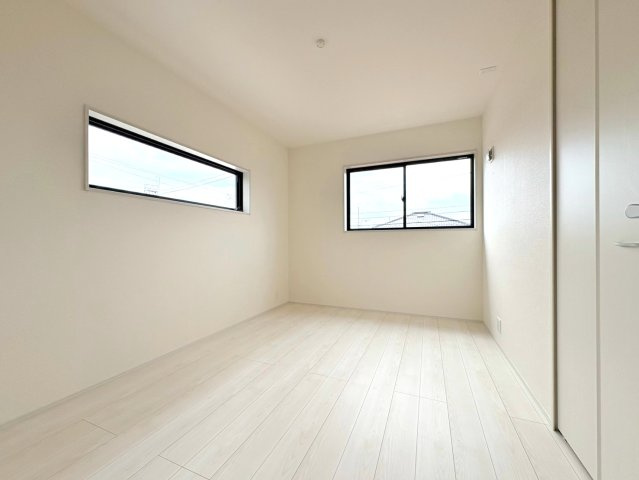 リーブルガーデン　各務原市鵜沼南町　全1区画分譲の洋室|全居室にたっぷり収納できる大型クローゼット、居室部分の窓ガラスには間に空気層を設けたペアガラスを採用。
高い断熱性と共にガラス面の結露対策にも効果を発揮します。