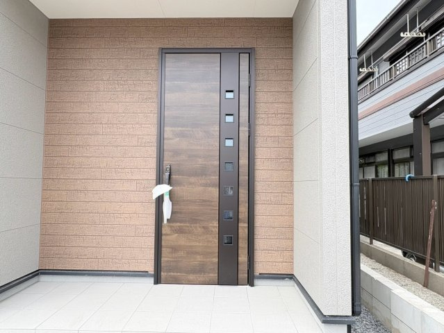 リーブルガーデン　各務原市鵜沼南町　全1区画分譲の玄関|【ピッキング防止機能付き玄関ドア錠】玄関ドアの鍵は上下に２つあり、内側の下段は脱着サムターンキー。
鍵を不正に開錠されても、もう１つの鍵でピッキングを防ぎます。防犯性の高い仕様になっています。
