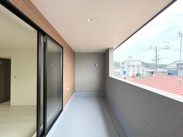 【商談中】リーブルガーデン　各務原市鵜沼南町　全1区画分譲のバルコニー|バルコニーは南向きで洗濯物もよく乾きます！強度と表面積硬度を持つFPRで防水しています。