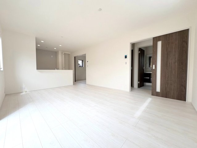 リーブルガーデン　各務原市鵜沼南町　全1区画分譲の居間・リビング|明るい日差しをふんだんに取り込んだリビングダイニングは家族の笑顔につつまれた素敵な空間になります。
一建設の家は精度が高く丈夫な工法を採用し、「住宅トップランナー基準」に対応しています。
