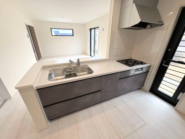 リーブルガーデン　各務原市鵜沼南町　全1区画分譲のキッチン|機能的で手入れがしやすいシステムキッチンでお掃除も楽々。蛇口は浄水器内蔵型で節湯CI対応水栓です。　
人造大理石カウンターやキッチンパネルなど明るくきれいにお使いいただけます。