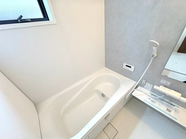 リーブルガーデン　各務原市鵜沼南町　全1区画分譲の浴室|明るく清潔感がある浴室。浴槽は環境にやさしい節水タイプ。浴槽内ステップで半身浴、親子入浴も安心です。
洗い場の床は乾きやすく滑りにくい快適仕様、水はけが良くカビの発生を軽減できます。
