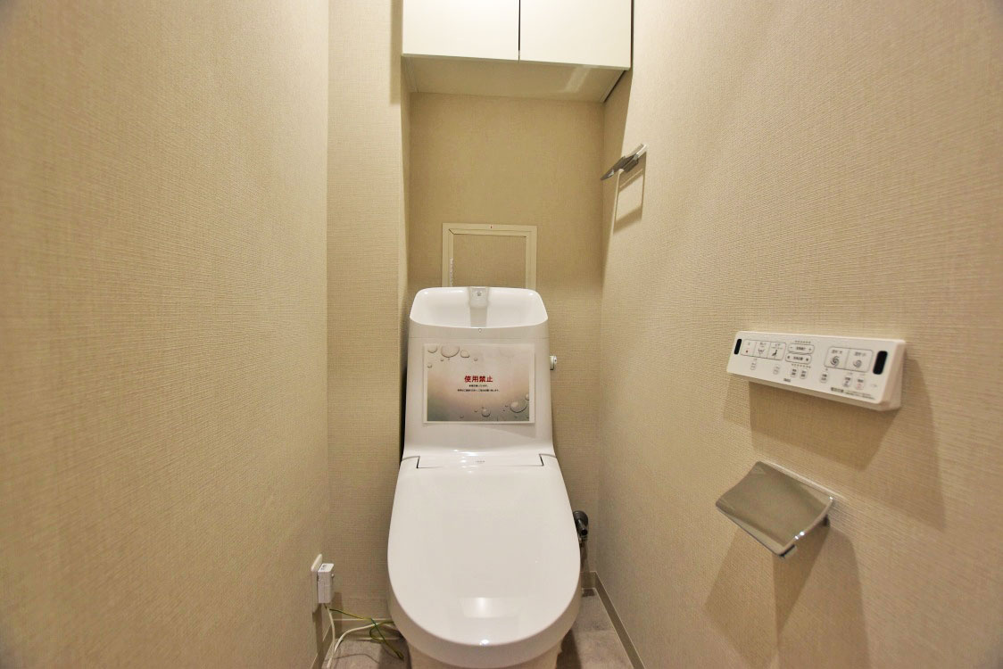 レック北梅田のトイレ|新調済みのトイレでウォシュレット機能が付いており、清潔で心地よくご利用いただけます。