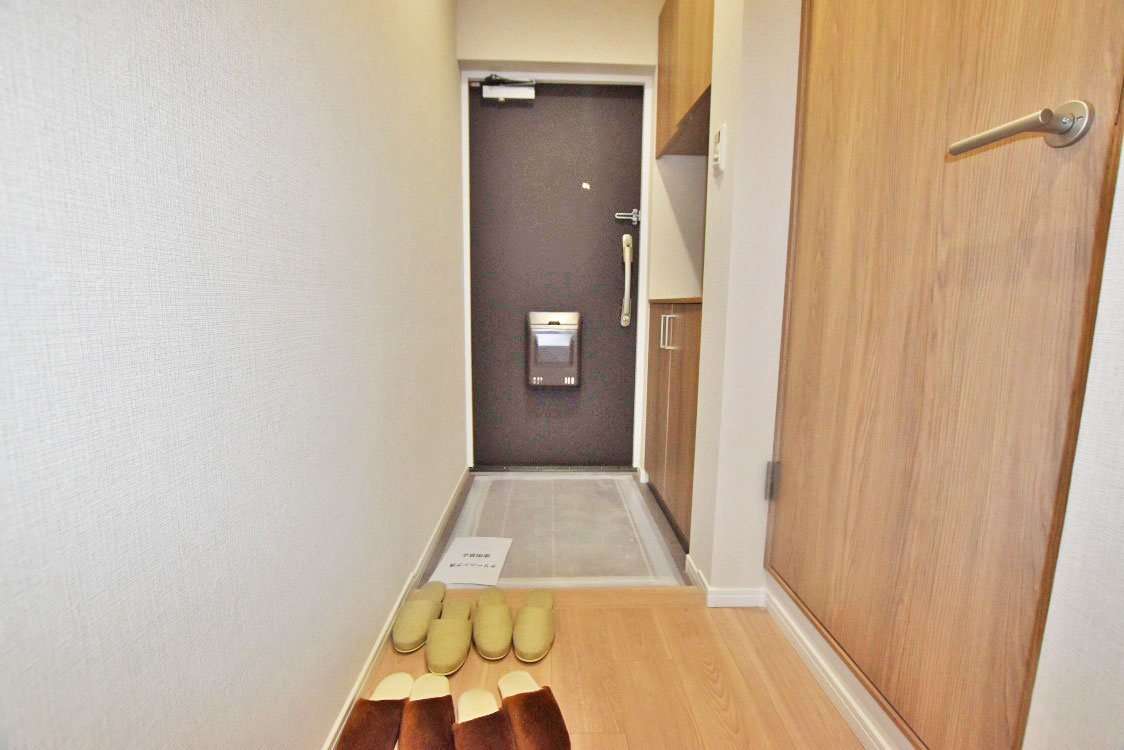 レック北梅田の玄関|使い勝手の良い広さを確保した玄関は、靴の脱ぎ履きもスムーズに行えます。