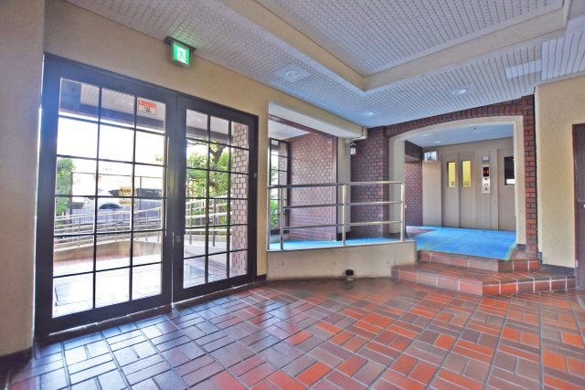 レック北梅田のエントランス|清掃が行き届いたマンション内で、毎日快適に過ごせます。