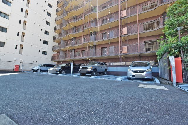レック北梅田の駐車場|敷地内駐車場を備えており、お車をお持ちの方も安心です。