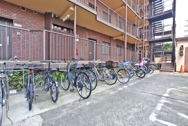 レック北梅田の駐輪場|敷地内に駐輪場を備えています。通勤・通学やお買い物など、自転車を利用する機会が多い方にも便利な共用設備です。