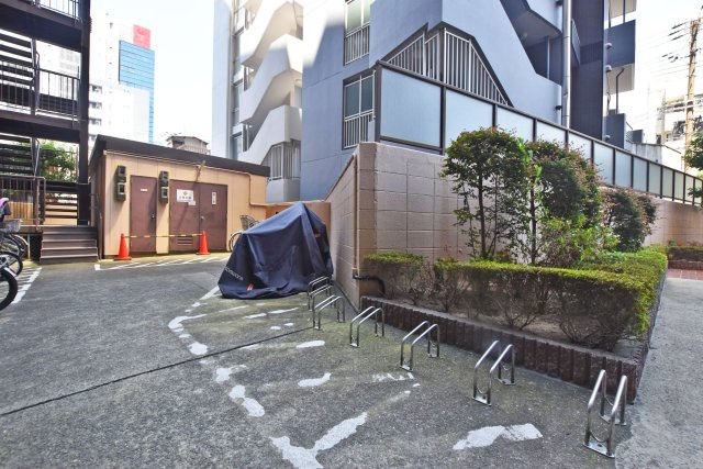 レック北梅田のその他共用部分|敷地内にバイク置き場を備えています。通勤・通学やお買い物など、自転車を利用する機会が多い方にも便利な共用設備です。
