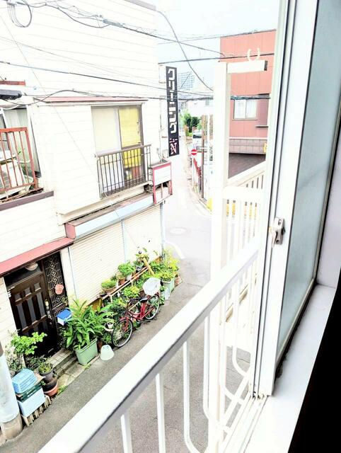 室内から外を見た様子