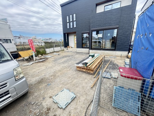 新築　高崎倉賀野町3区画　1号棟の駐車場|現地写真　駐車スペースは建物南側に2台分可能です！