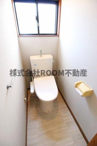 角田貸家のトイレ|落ち着いた色調のトイレです