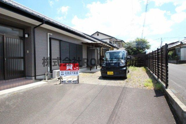 角田貸家の駐車場|駐車場に車を止められます