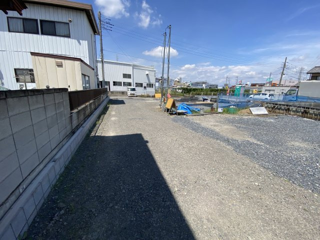 新築　高崎倉賀野町3区画　2号棟の駐車場|現地写真　駐車スペースは建物南側に2台分可能です！