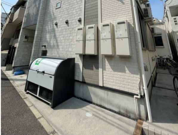 新宿区高田馬場２丁目のアパートのエントランス