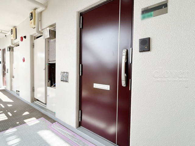 【その他共用部分】 | 蓮根ファミールハイツ1号棟 | 皆様をお迎えする、お部屋の玄関ドア。開けやすさや開放角度、ドアノブの操作しやすさや鍵の形状などを、現地で一度ご確認ください。～即日のご見学可能～　お問合せはお気軽にどうぞ。
