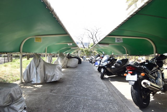 【駐車場】 | 蓮根ファミールハイツ1号棟 | バイク置き場。空き区画の有無や駐輪料金、サイズおよび排気量規定などについては、改めてお問い合わせください。～即日のご見学可能～　お問合せはお気軽にどうぞ。
