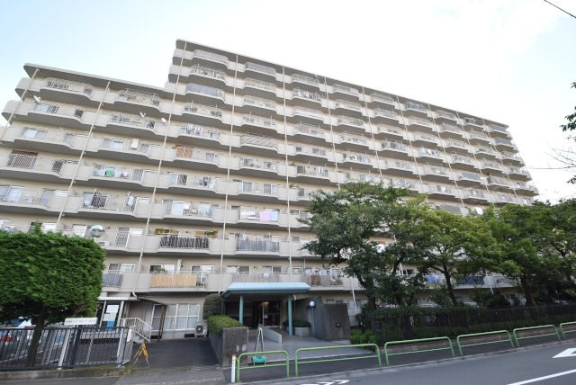 【外観】 | 蓮根ファミールハイツ1号棟 | 青空によく映える建物です。手入れの行き届いた外壁やマンション正面エントランスなど、綺麗な姿をぜひ一度、現地にてご覧ください。～即日のご見学可能～　お問合せはお気軽にどうぞ。
