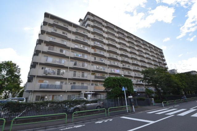 【現況写真】 | 蓮根ファミールハイツ1号棟 | 周辺の建物に比べて、ひときわ大きなサイズのマンションです。大型コミュニティであることは、良いマンションの指標のひとつ。～即日のご見学可能～　お問合せはお気軽にどうぞ。