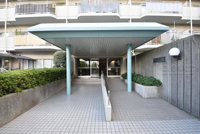 【エントランス】 | 蓮根ファミールハイツ1号棟 | お客様を、そして住人を出迎えてくれるマンションのエントランス。ゴミが落ちていないことからも、管理状態の良さや住民の節度の高さが見て取れます。～即日のご見学可能～　お問合せはお気軽にどうぞ。
