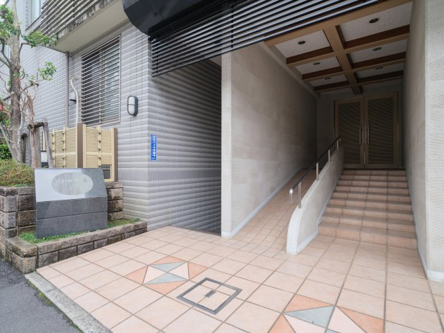 ラヴィドール目白のエントランス|スロープを設けた、バリアフリー設計のエントランスです。ベビーカーや重い荷物での移動もスムーズな住まいです