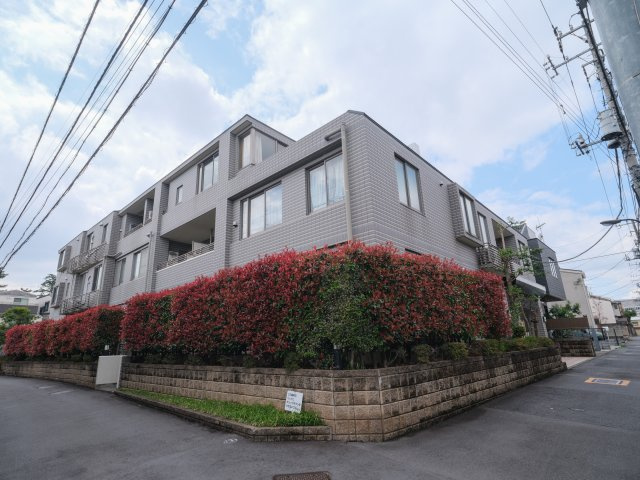 ラヴィドール目白の外観|第一種低層住居専用地域に佇む、２匹までペット飼育可能(細則有)のレジデンスです。心安らぐ植栽が施され、毎日気持ち良く出入りできそうです